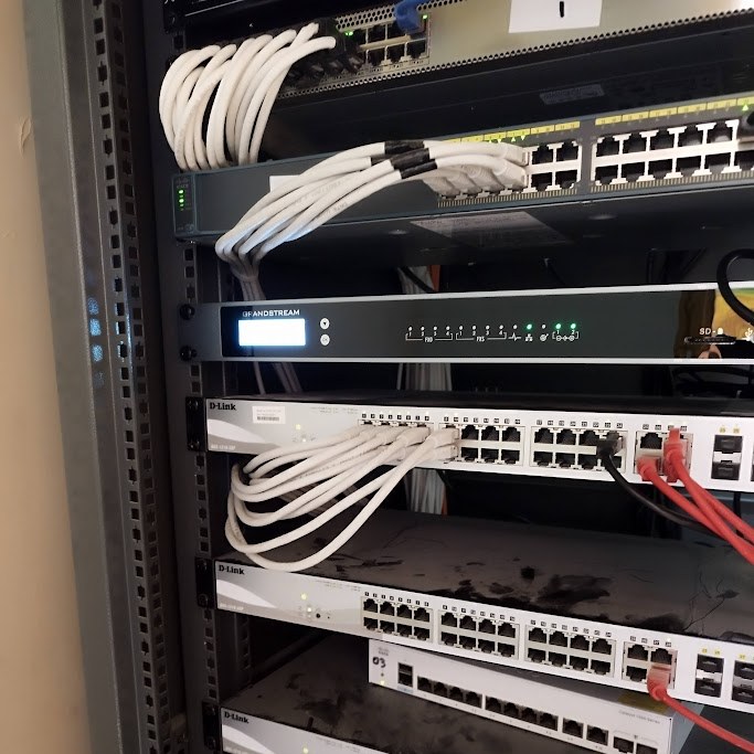Τηλεφωνικό κέντρο Grandstream σε rack δικτύου